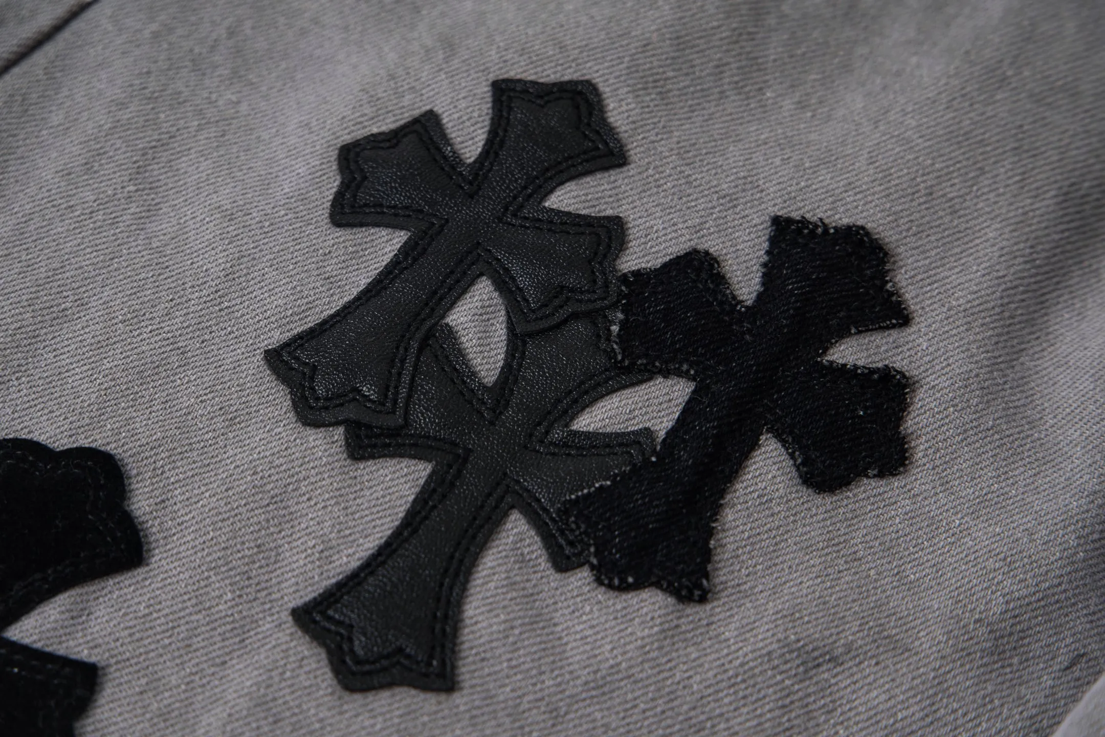 P290 Chrome Hearts Gray Cow King Jeans Multi-Leather Standard Work Jeans CH Jeans All need to be washed and then disassembled and hand-stitched with sheepskin cross leather and then spliced to complete. The whole process is too complicated to describe. About Chrome Hearts This is an extremely luxurious fashion brand that can also be called the aristocracy of the high street. It has always been an exclusive brand for some hipsters or the second generation of rich people. Compared with ordinary high streets, it is more luxurious and noble. Compared with luxury brands, it is more fashionable and individual. It has always been a brand that I have a special liking for. Style number: 1763# Color: Gray Size: 28 30 32 34 36